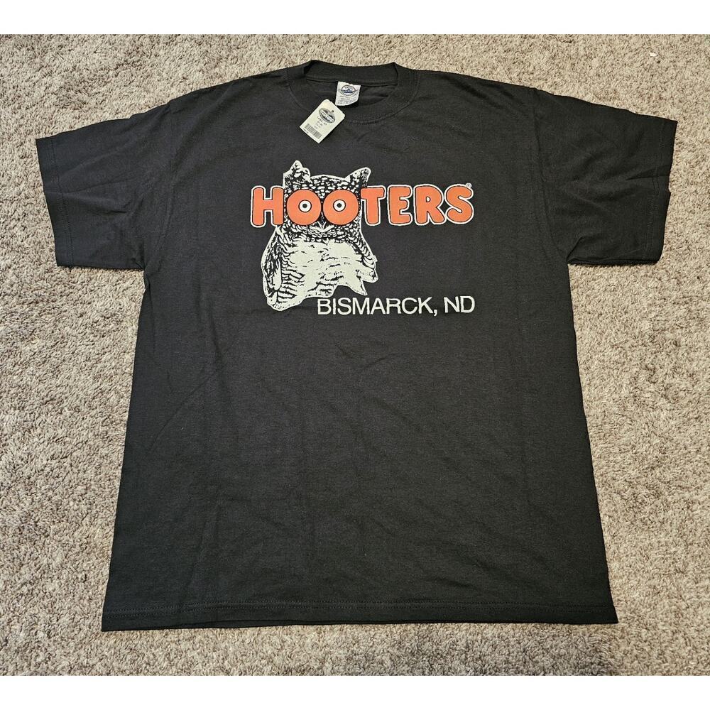 Hooters Bismark ND North Dakota Y2K Classic Logo Vintage Mens Large Deadstock